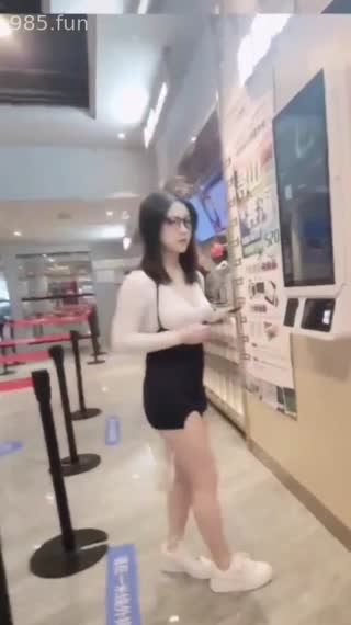 户外露出-高颜值女神娇妻_戴着肛塞电影院极限露出-