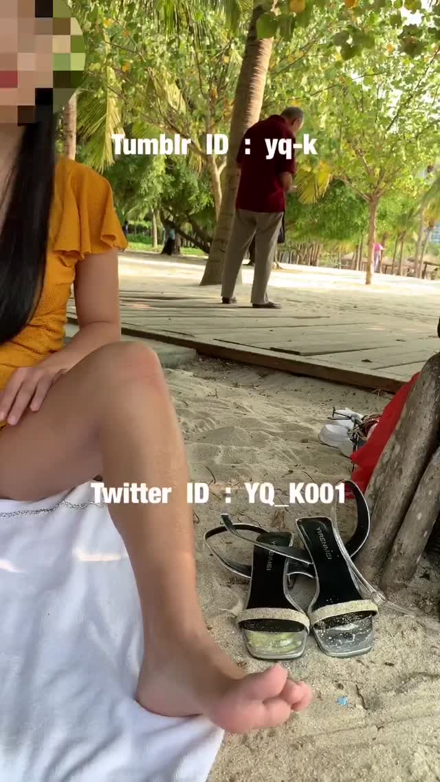 推特绿帽大神YQ_K贡献自己的老婆露出_海滩露出抹油
