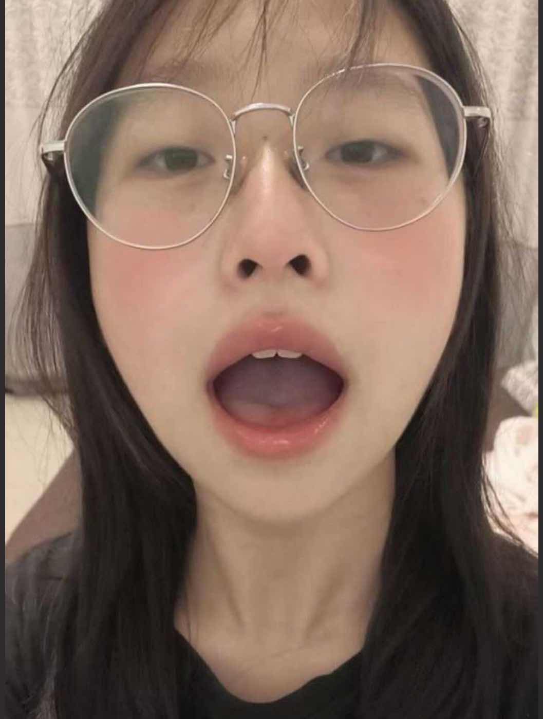 浙江杭州 05 年眼镜妹 韩依雪 内心淫荡深爱金主的调教 完美露脸在镜头前风骚自慰给金主看！
